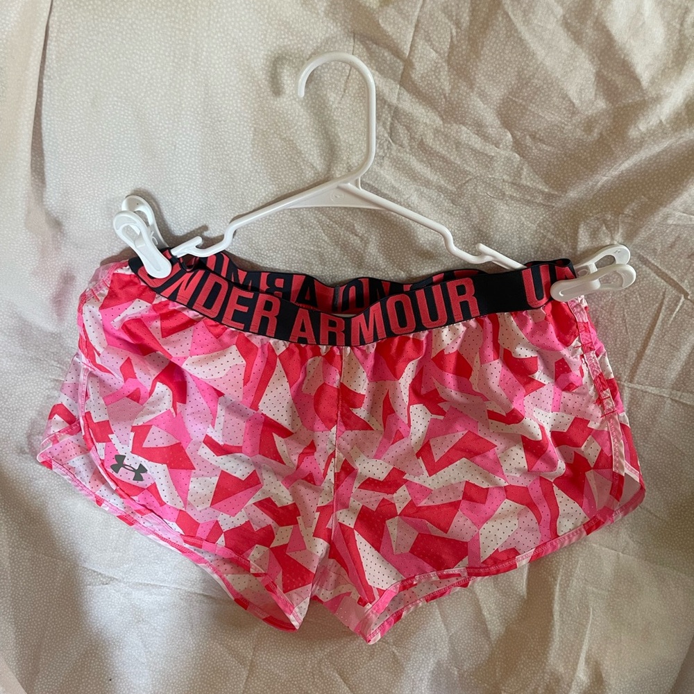 Euc Women’s under Armour, LG  Pink Geometric Athletic Shorts